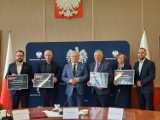 Wojewoda opolski podpisał umowy na dofinansowanie budowy dróg w kolejnych czterech gminach regionu 