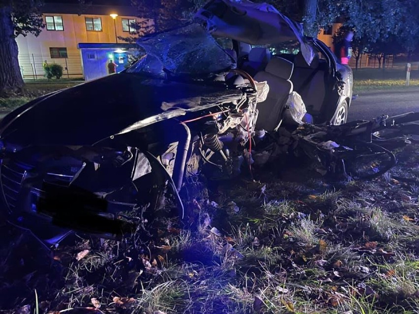 Poważny wypadek na trasie Leszno - Góra. Alfa romeo zderzyła się z fordem. Trzy osoby zostały ranne