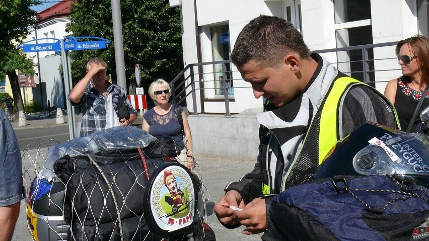 Piotr Głowacki tuż przed wyjazdem na wspólnym zdjęciu z...