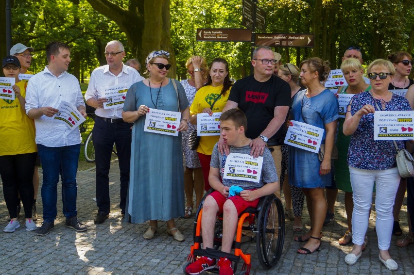 Inowrocławianie popierają protest rodziców i opiekunów osób niepełnosprawnych [zdjęcia]