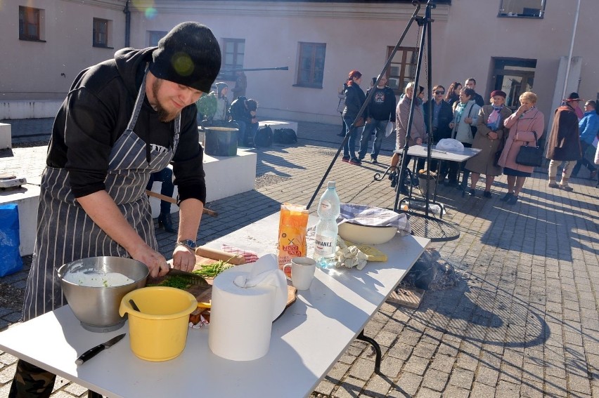 Kilkadziesiąt osób czekało ze zniecierpliwieniem na...