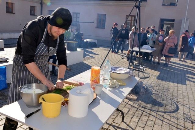 

Kilkadziesiąt osób czekało ze zniecierpliwieniem na skosztowanie potraw węgierskich. Wszystko za sprawą „Polsko-Węgierskiego Gotowania”, które w sobotę, 23 marca, na dziedzińcu Wzgórza Zamkowego w Kielcach poprowadził kucharz i bloger Max Przybylski.

Głodni smaków znad Balatonu mogli liczyć na gulasz oraz langosze. - Oczywiście gotujemy z okazji Dni Przyjaźni Polsko-Węgierskich. 
Kuchnia Madziarów kojarzy się przede wszystkim z dużą ilością papryki oraz wyrazistym smakiem – mówił Max Przybylski. - Nie musi być bardzo pikantna i dziś ze względu na dużą liczbę dzieci starałem się, aby smak przygotowanych dań był łagodniejszy. Ja zresztą sam będąc na Węgrzech nie doświadczyłem dużej pikantności, aczkolwiek faktycznie smak węgierskiej kuchni jest bardzo bogaty – dodał.

Tym razem kielczanie mieli okazję spróbował węgierskich langoszy oraz gulaszu. W przypadku langoszy głównymi składnikami ciasta są mąka pszenna, drożdże, gotowane utłuczone ziemniaki, mleko, cukier, sól i olej. Przed smażeniem na głębokim oleju ciasto jest formowane w płaskie placki o średnicy kilku-kilkunastu centymetrów. Langosze jada się najczęściej z czosnkiem bądź masłem czosnkowym, a także śmietaną i startym serem żółtym. Gulasz to potrawa doskonale znana również w naszym kraju. To aromatyczny i esencjonalny sos lub zupa na bazie mięsa wieprzowego, doprawiony dużą ilością mielonej papryki.

Po przygotowane dania ustawiła się długa kolejka chętnych. Nikt jednak nie czuł się zniechęcony czekaniem, ponieważ ci, którzy już zdążyli spróbować potraw, bardzo je chwalili. - Pyszne. Gulasz jest świetnie doprawiony i wyrazisty w smaku, a langosza jem po raz pierwszy w życiu i muszę przyznać, że jest bardzo smaczny – mówili.