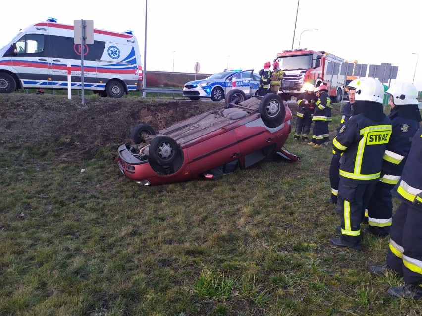 Dachowanie samochodu na autostradzie A1 pod Grudziądzem