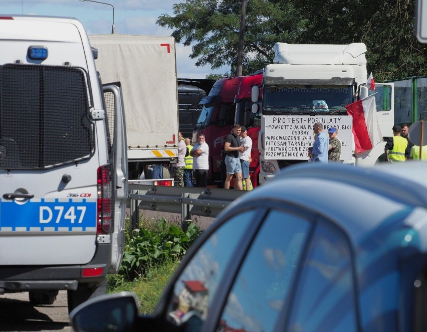 Protest kierowców w rejonie przejścia granicznego w Dorohusku. Tiry blokują przejazd