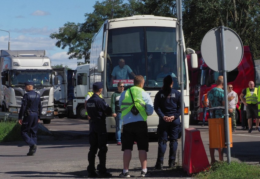 Protest kierowców w rejonie przejścia granicznego w Dorohusku. Tiry blokują przejazd