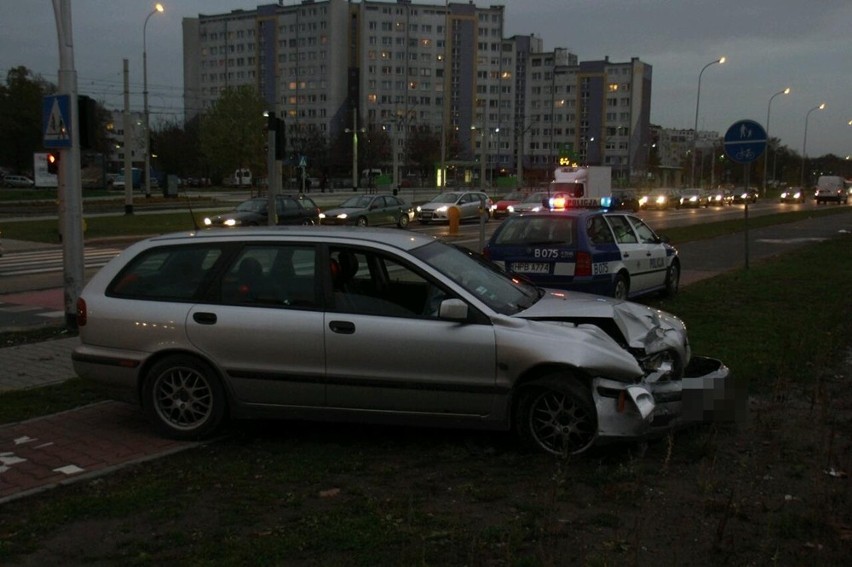 Wrocław: Pijana kobieta staranowała słup (ZDJĘCIA)