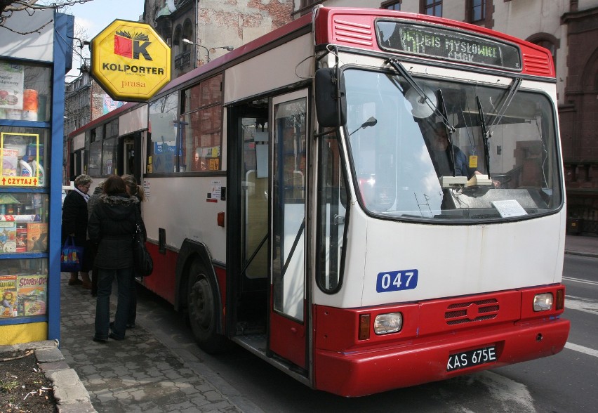 Dlaczego linie do Mysłowic obsługują ikarusy? Bo nowe autobusy jeżdżą pod dworzec PKP w Katowicach