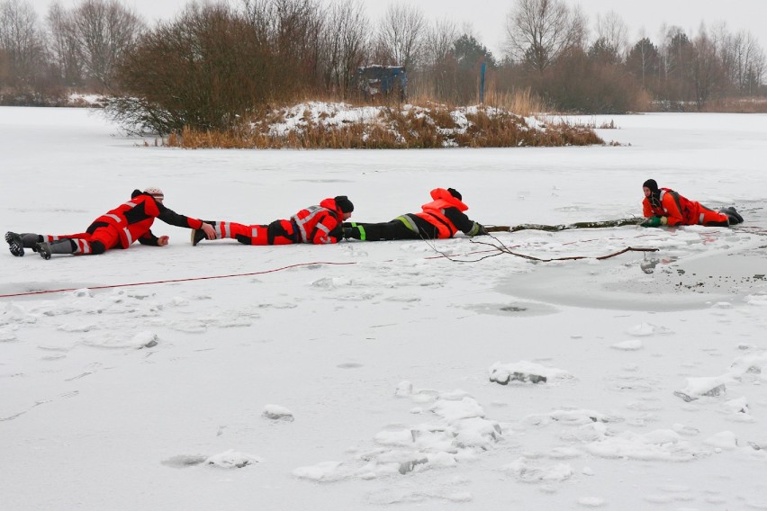 Chełm. Wspólne ćwiczenia ratownicze na lodzie straży...