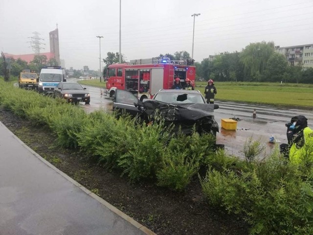 Do groźnego wypadku doszło dziś (środa) na al. Bandurskiego w Łodzi. Kierowca audi wpadł w poślizg, stracił panowanie nad samochodem i uderzył w tył samochodu ciężarowego. W ciężkim stanie został zabrany do szpitala. 

Zdjęcia na kolejnych slajdach 