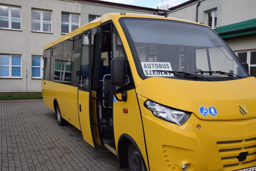 Nowy autobus szkolny trafił do uczniów ze szkoły w Przebrodzie 