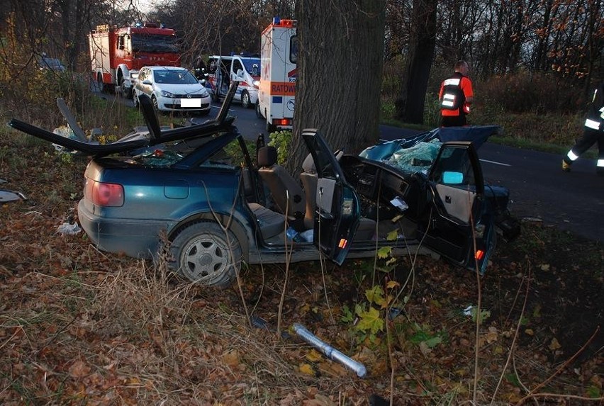 Wypadek Rakowiec 32-latka uderzyła samochodem w drzewo [ZDJĘCIA Z WYPADKU]