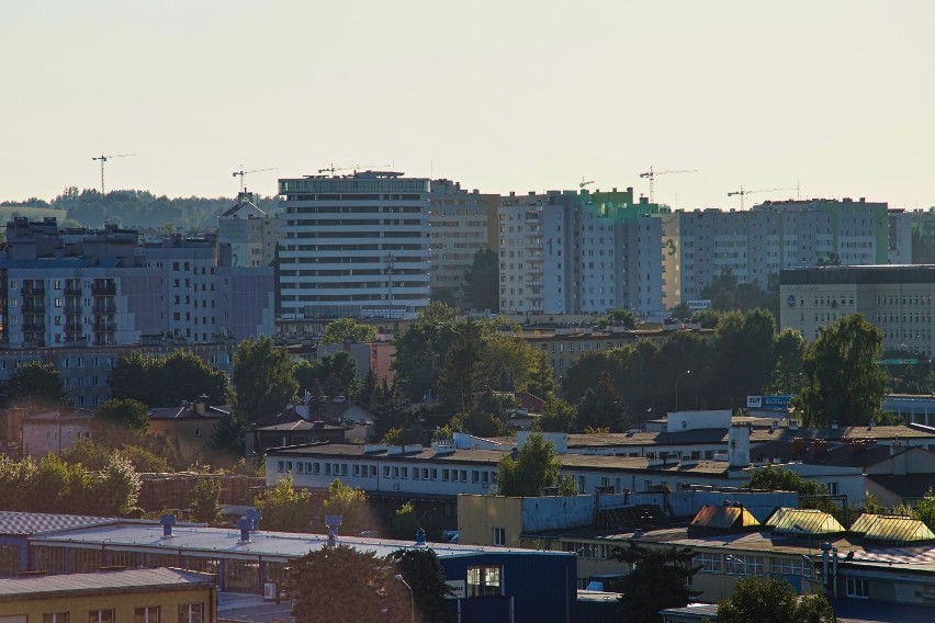 Niesamowity widok na Rzeszów ze szczytu wieżowca. Jest nowocześnie, ale też bardzo zielono