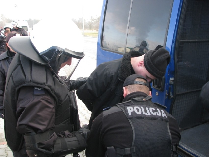 Policjanci na ustawce kibiców: Ćwiczenia w Puławach
