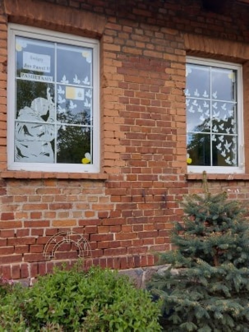 Szkoła Podstawowa w Różynach uczciła 100. urodziny Jana Pawła II |ZDJĘCIA