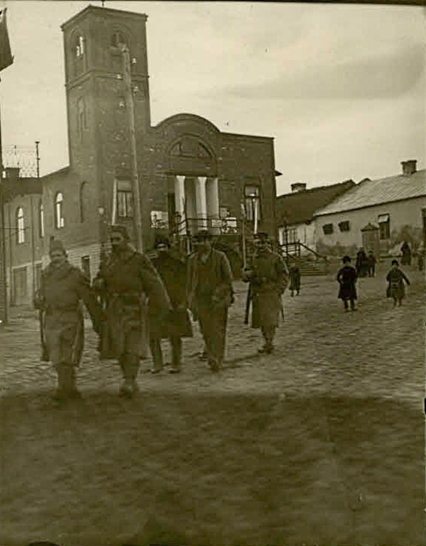 Lata 1915-1916 , Opatów - Scena aresztowania dwóch mężczyzn.