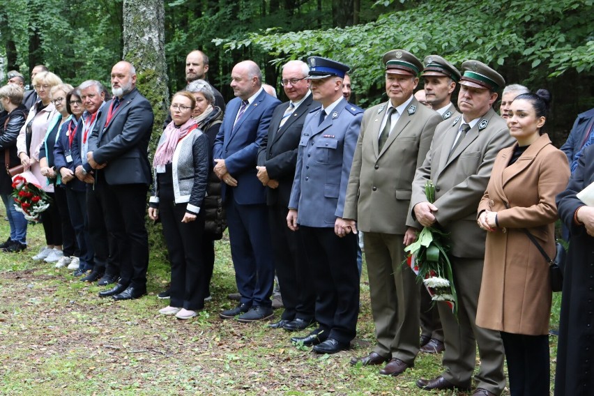 Graniczna Wieś, gm. Trąbki Wielkie. Uczcili pamięć ofiar obozu Grezndorf |ZDJĘCIA