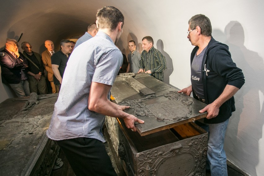 Kraków. Otwarli królewskie sarkofagi w podziemiach katedry [ZDJĘCIA, WIDEO]