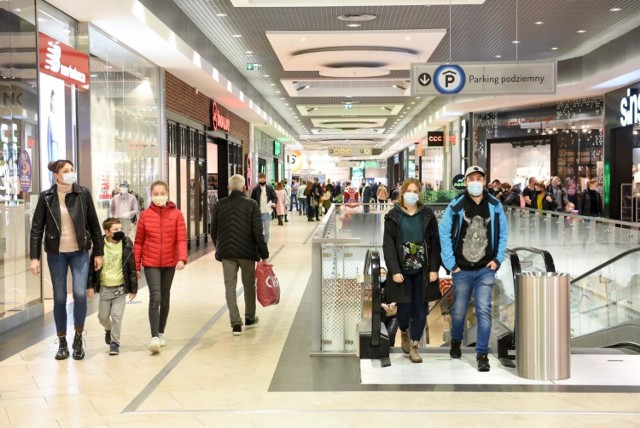 Od 28 grudnia w galeriach handlowych otwarte są tylko wybrane sklepy i punkty. Sprawdziliśmy, które z nich są czynne w centrach handlowych w Toruniu. Sprawdźcie, gdzie zrobicie zakupy i w jakich godzinach.