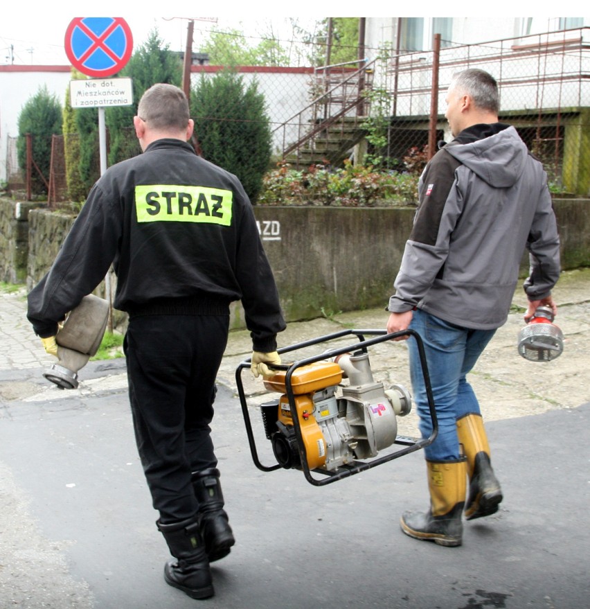 Zalane budynki w Tymbarku i Glisnem. Strażacy wypompowują wodę