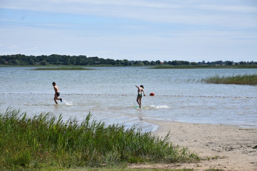 Lato w pełni. Pierwsi plażowicze już odwiedzają jeziora w powiecie. Co się dzieje na naszych plażach? [ZDJĘCIA]