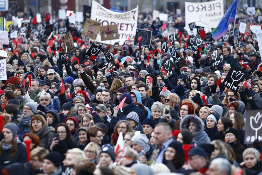 Strajk kobiet w Warszawie, na placu Konstytucji. "Mamy...