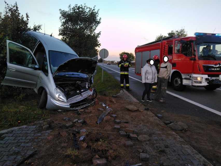 Wypadek w Sieńcu. 52-letnia kobieta zasnęła za kierownicą [ZDJĘCIA]