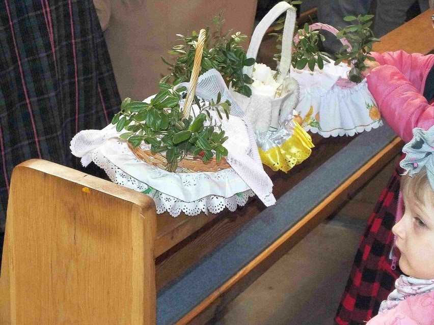 Święcenie wielkanocnych pokarmów w parafii Wszystkich Świętych Starachowicach w Wielką Sobotę. Zobacz zdjęcia
