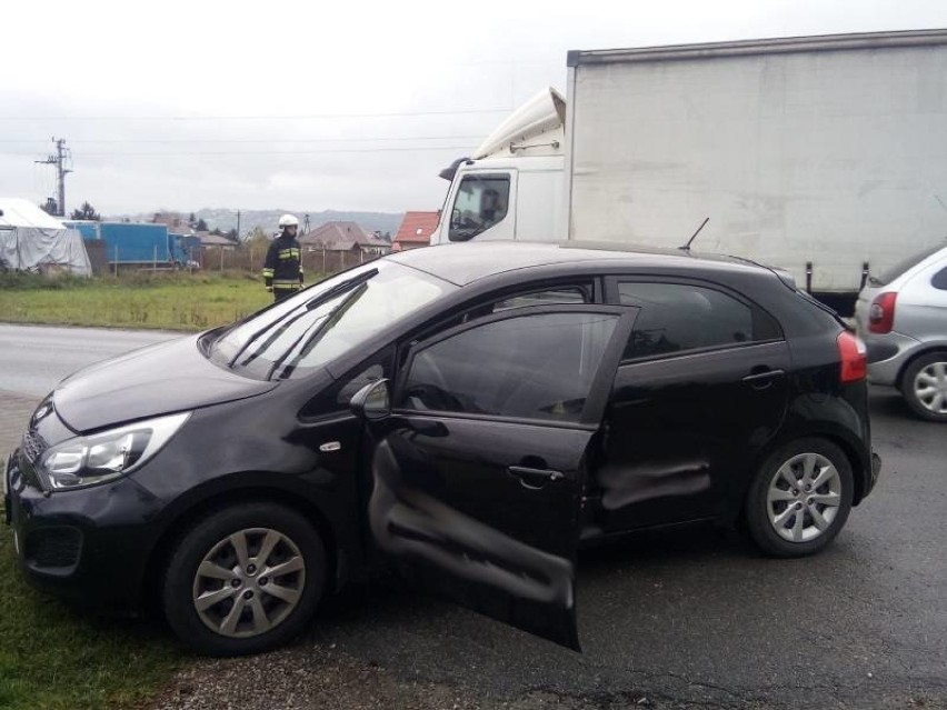 Zderzenie osobówki z samochodem ciężarowym w Świniarsku