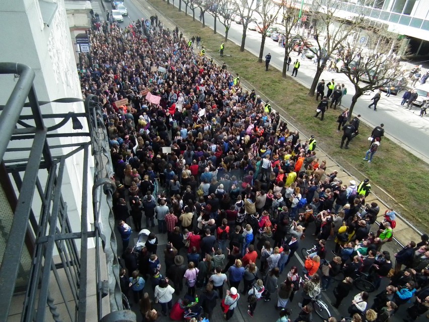 Zdjęcia z protestu z kwietnia 2016 w Poznaniu