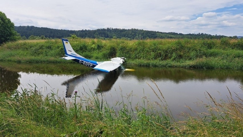 Woda zalała silnik. Pilot wydostał się z kabiny o własnych...