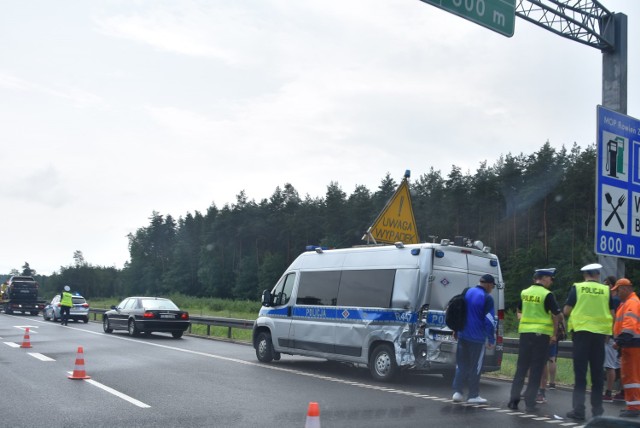 Na autostradzie A1 samochód uderzył w radiowóz