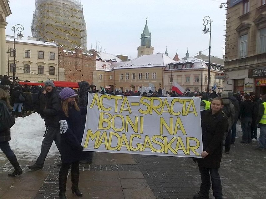 Manifestacja przeciw ACTA w Lublinie przed Ratuszem