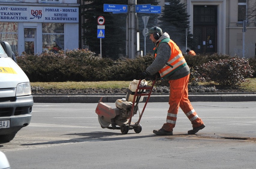Dziury na ulicach Słupska: Wiosenne łatanie dziur [ZDJĘCIA]