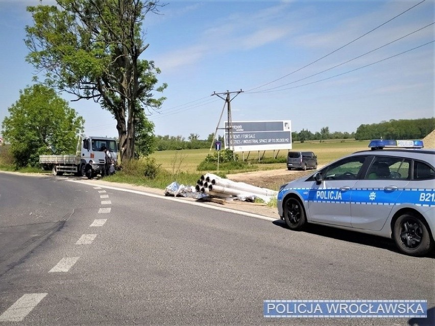 Z ciężarówki wysypały się rury na drogę. Wypadek pod...