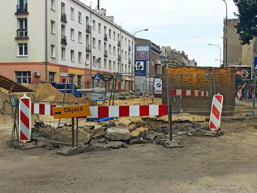Ulica Przybyszewskiego to prawdziwy labirynt dla kierowców.
