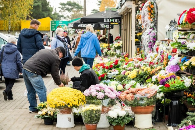 W ostatnich dniach coraz więcej osób odwiedza bydgoskie cmentarze i porządkuje groby. Handlujący zniczami i kwiatami cieszą się, że mają dużo klientów. Na zdjęciu cmentarz przy ul. Wiślanej.