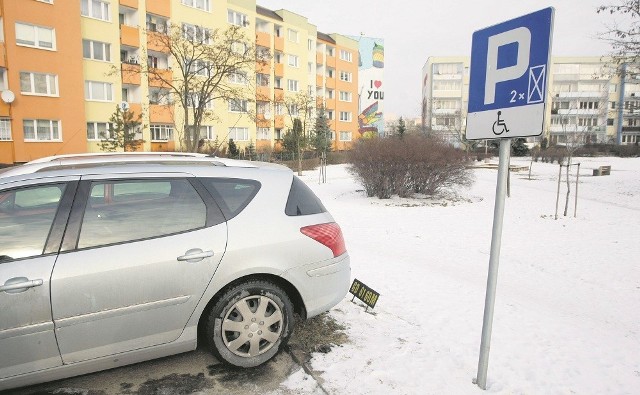 Miejsce parkingowe w zatoczce przy ul. Skarżyńskiego w Gdańsku budzi kontrowersje