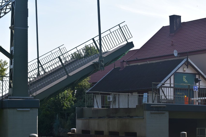 Nowy Dwór Gdański. Prace konserwacyjne na moście zwodzonym