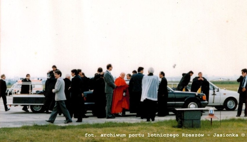2 czerwca mija 31 lat, od kiedy Jan Paweł II odwiedził Rzeszów i lądował na lotnisku w Jasionce [ZDJĘCIA]