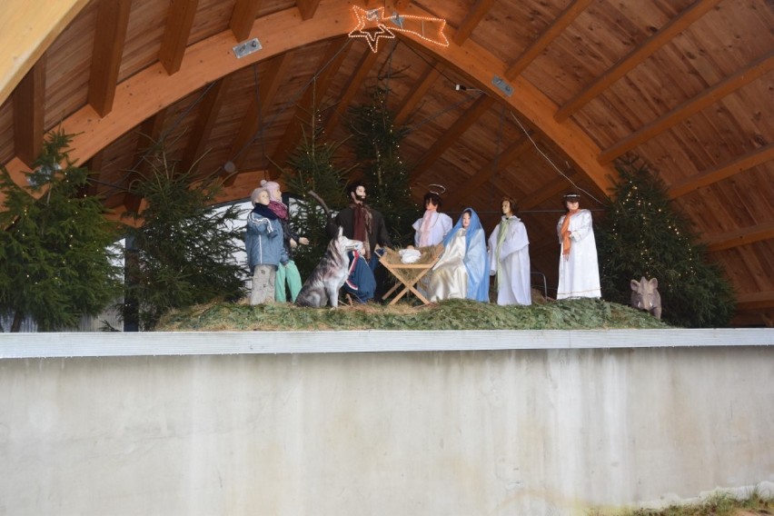 Bożonarodzeniowa szopka przy kościele w Mostach robi wrażenie