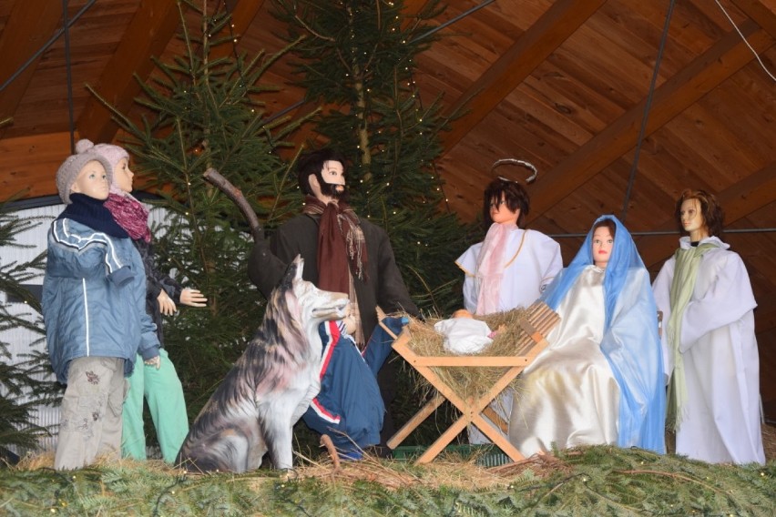 Bożonarodzeniowa szopka przy kościele w Mostach robi wrażenie