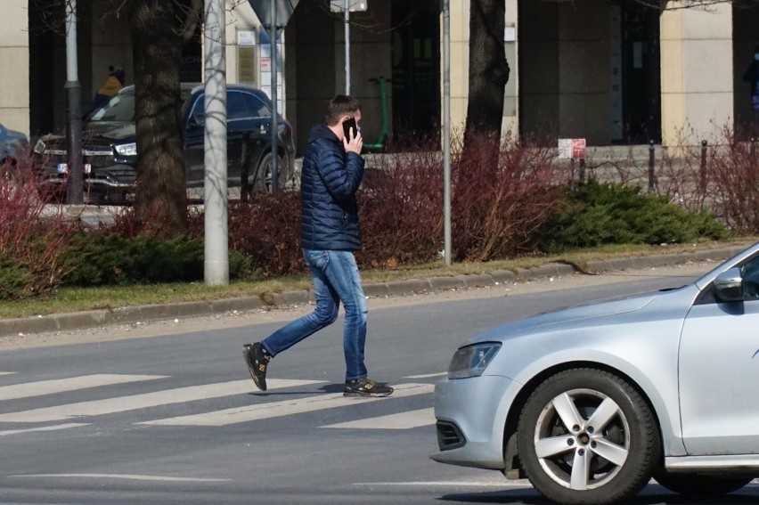 Ustawa wprowadza także zakaz używania telefonów komórkowych...