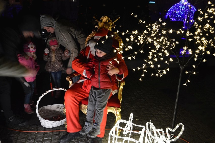 Ostrowiec wystrojony na święta. Na Rynku już świeci ogromna choinka [ZDJĘCIA]