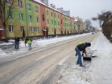 Bezdomni w Starachowicach pomogli odśnieżać miasto. To nie ostatnia taka akcja