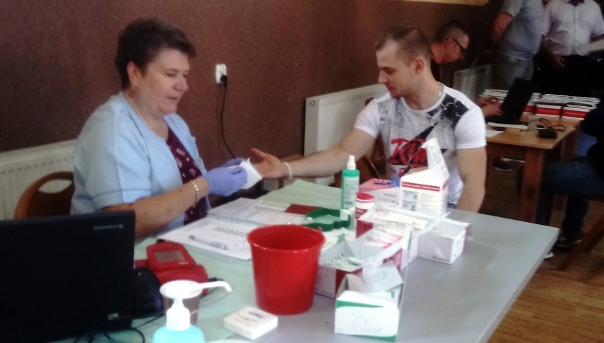 W Moszczenicy oddali krew dla mechanika, którego przygniótł samochód