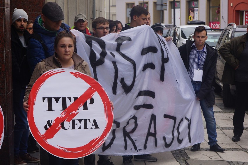 Protest przed biurem PiS w Kaliszu przeciw CETA