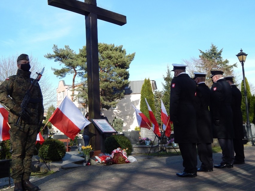 Uroczystości przed Krzyżem Katyńskim w Ustce