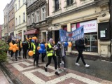 Rawicz. Młodzi ludzie z Zespołu Szkół Zawodowych w Rawiczu wyszli na ulice miasta. Mówią głośne "NIE" dla przemocy [ZDJĘCIA]