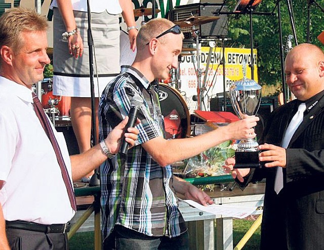 Prezes Andrzej Guzy (z prawej) odbiera puchar naszej redakcji dla najpopularniejszego klubu w Dąbrowie Górniczej