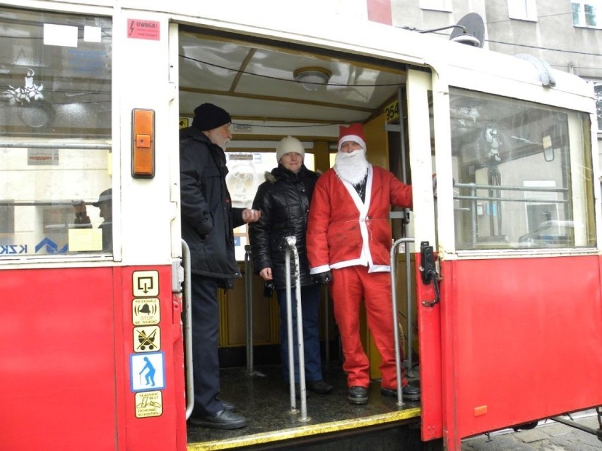 "Nowy" święty Mikołaj w "38" witał dzisiaj pasażerów.